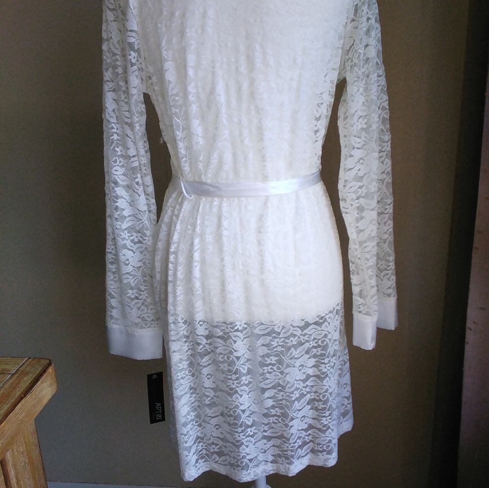 Lace Robe - Picture 2 of 7